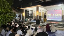 Para mahasiswa di Pamekasan saat menonton film pesta babi.