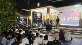 Para mahasiswa di Pamekasan saat menonton film pesta babi.