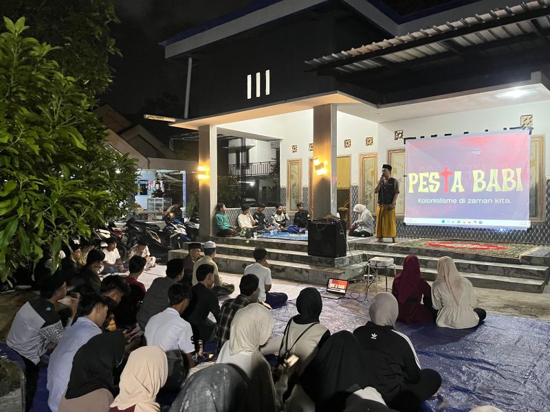 Para mahasiswa di Pamekasan saat menonton film pesta babi.