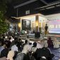 Para mahasiswa di Pamekasan saat menonton film pesta babi.