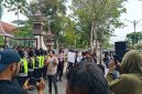 Formatur saat melakukan aksi ke Kabag Umum Pemkab Pamekasan.