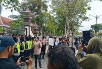 Formatur saat melakukan aksi ke Kabag Umum Pemkab Pamekasan.