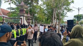 Formatur saat melakukan aksi ke Kabag Umum Pemkab Pamekasan.
