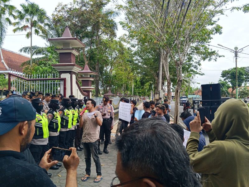 Formatur saat melakukan aksi ke Kabag Umum Pemkab Pamekasan.