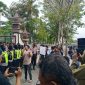 Formatur saat melakukan aksi ke Kabag Umum Pemkab Pamekasan.