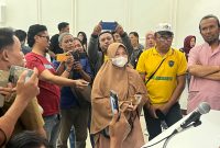 Salah satu korban saat mendatangi Polres Pamekasan.