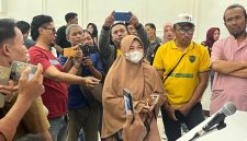 Salah satu korban saat mendatangi Polres Pamekasan.