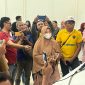 Salah satu korban saat mendatangi Polres Pamekasan.