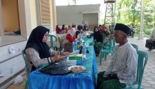 Remaja Masjid Nurul Iman Pamekasan Gelar Bakti Sosial dan Tebar Daging Kurban.