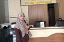 Setiya Cahyaningrum saat melapor ke Polres Pamekasan.