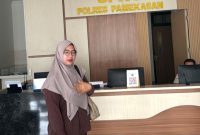 Setiya Cahyaningrum saat melapor ke Polres Pamekasan.