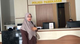 Setiya Cahyaningrum saat melapor ke Polres Pamekasan.