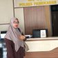 Setiya Cahyaningrum saat melapor ke Polres Pamekasan.