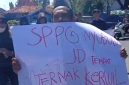 Massa saat demo Hariyanto.