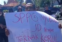 Massa saat demo Hariyanto.