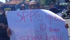 Massa saat demo Hariyanto.
