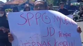 Massa saat demo Hariyanto.