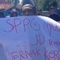 Massa saat demo Hariyanto.