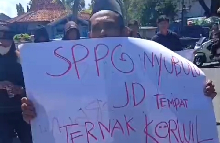 Massa saat demo Hariyanto.