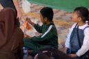 Nana dan Tio saat berjualan di Arek Lancor Pamekasan.