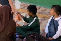 Nana dan Tio saat berjualan di Arek Lancor Pamekasan.