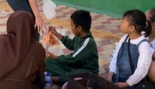 Nana dan Tio saat berjualan di Arek Lancor Pamekasan.