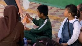 Nana dan Tio saat berjualan di Arek Lancor Pamekasan.