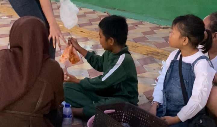 Nana dan Tio saat berjualan di Arek Lancor Pamekasan.