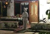 Teror Pocong Bercelurit di Pamekasan.