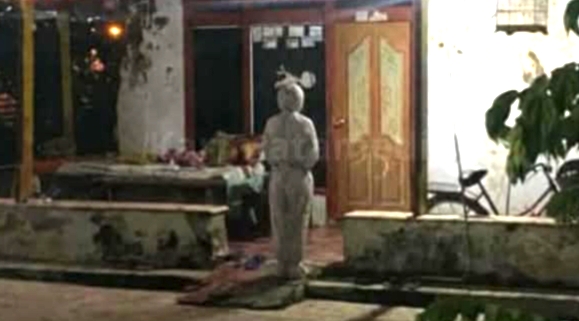 Teror Pocong Bercelurit di Pamekasan.