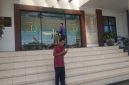 And Sukur Kakak korban pencurian mesin giling padi sedang di kantor Kejaksaan Negeri Pamekasan.