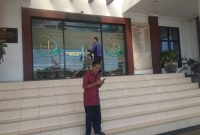 And Sukur Kakak korban pencurian mesin giling padi sedang di kantor Kejaksaan Negeri Pamekasan.