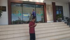 And Sukur Kakak korban pencurian mesin giling padi sedang di kantor Kejaksaan Negeri Pamekasan.