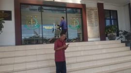 And Sukur Kakak korban pencurian mesin giling padi sedang di kantor Kejaksaan Negeri Pamekasan.