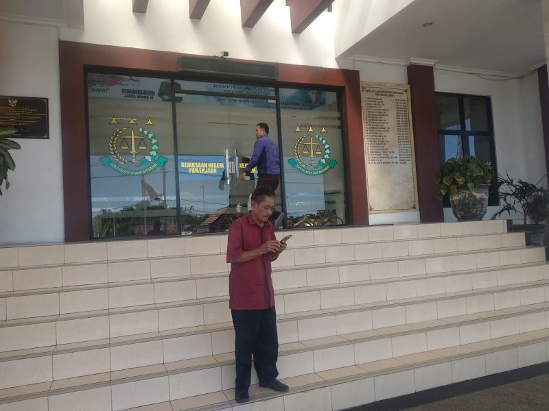 And Sukur Kakak korban pencurian mesin giling padi sedang di kantor Kejaksaan Negeri Pamekasan.