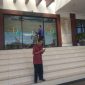 And Sukur Kakak korban pencurian mesin giling padi sedang di kantor Kejaksaan Negeri Pamekasan.