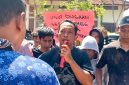 Lingkar Melati Bersatu saat melakukan aksi.