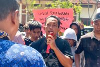 Lingkar Melati Bersatu saat melakukan aksi.