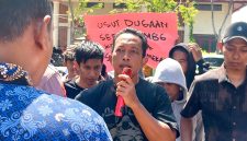 Lingkar Melati Bersatu saat melakukan aksi.