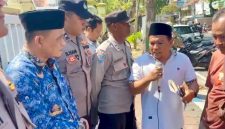 Iklal saat melakukan aksi.