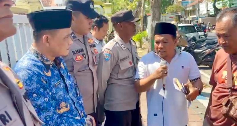 Iklal saat melakukan aksi.