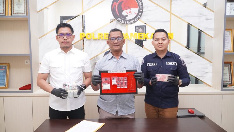 AKP Suyanto tengah.