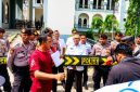 BMM saat melakukan aksi demonstrasi di kantor Disdukcapil Pamekasan.