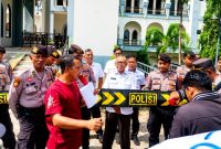 BMM saat melakukan aksi demonstrasi di kantor Disdukcapil Pamekasan.