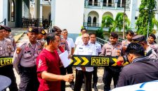 BMM saat melakukan aksi demonstrasi di kantor Disdukcapil Pamekasan.
