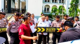 BMM saat melakukan aksi demonstrasi di kantor Disdukcapil Pamekasan.