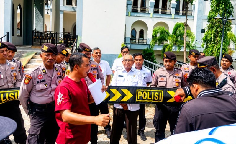 BMM saat melakukan aksi demonstrasi di kantor Disdukcapil Pamekasan.