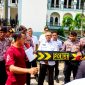 BMM saat melakukan aksi demonstrasi di kantor Disdukcapil Pamekasan.