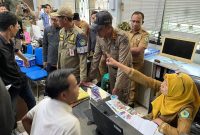 Demo Panas! Massa Terobos Masuk Ruang Kerja Kasubag Umum Cari Surat Tugas Bupati Pamekasan.