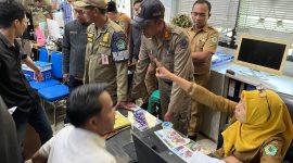 Demo Panas! Massa Terobos Masuk Ruang Kerja Kasubag Umum Cari Surat Tugas Bupati Pamekasan.